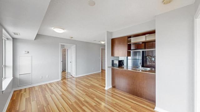 2208 - 215 Queen St E, Condo with 2 bedrooms, 2 bathrooms and 1 parking in Brampton ON | Image 17