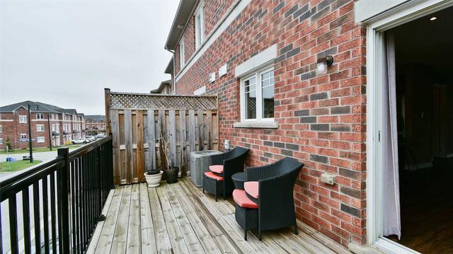 16 Streathern Way, House attached with 3 bedrooms, 3 bathrooms and 4 parking in Clarington ON | Image 4