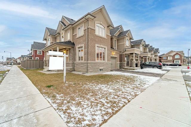 368 Remembrance Rd, House attached with 4 bedrooms, 3 bathrooms and 3 parking in Brampton ON | Image 23