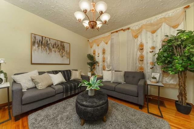 5684 Spring St, House detached with 2 bedrooms, 2 bathrooms and 5 parking in Niagara Falls ON | Image 3