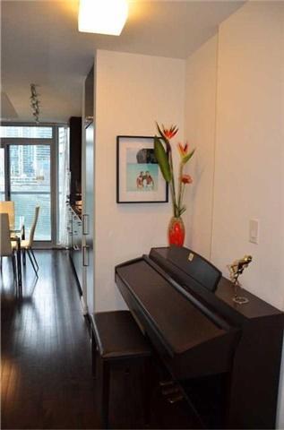 401 - 12 York St, Condo with 1 bedrooms, 1 bathrooms and null parking in Toronto ON | Image 2