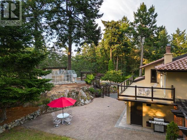 2495 Shannon Pl, House detached with 6 bedrooms, 8 bathrooms and 8 parking in Saanich BC | Image 9