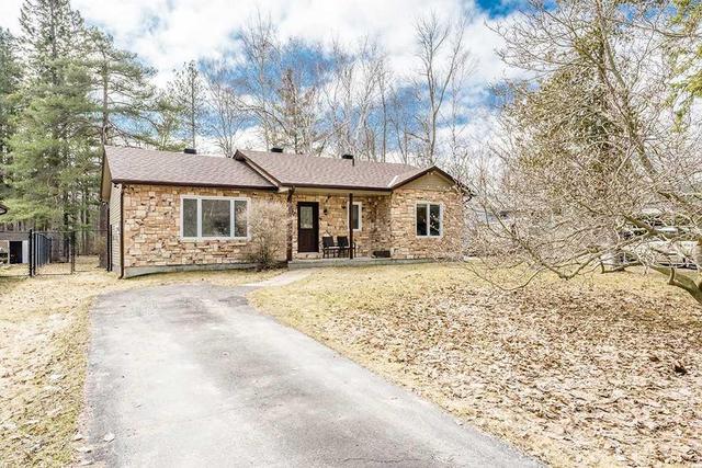 867 Kennedy Rd, House detached with 2 bedrooms, 1 bathrooms and 5 parking in Innisfil ON | Image 1