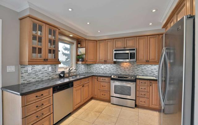 1150 Skyview Dr, House detached with 2 bedrooms, 3 bathrooms and 4 parking in Burlington ON | Image 2