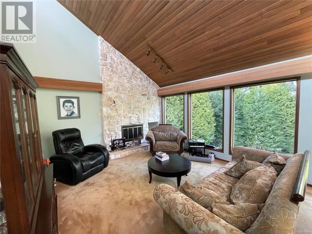 Vaulted living room | Image 10