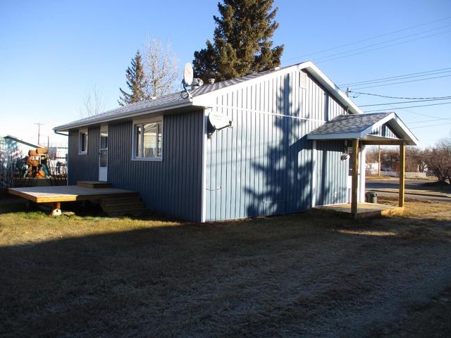 412 1st Street, House detached with 2 bedrooms, 1 bathrooms and 6 parking in Manning AB | Image 2