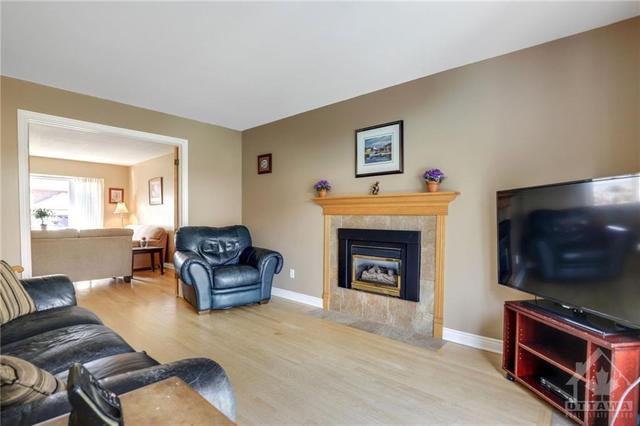 80 Hawk Crescent, House detached with 5 bedrooms, 4 bathrooms and 4 parking in Ottawa ON | Image 9
