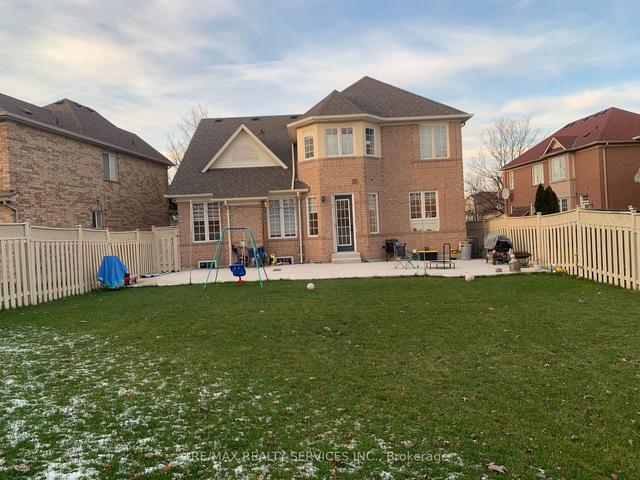 32 Cogswell Cres, House detached with 4 bedrooms, 4 bathrooms and 5 parking in Brampton ON | Image 22