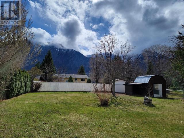 701 Kickbush Avenue, House detached with 4 bedrooms, 1 bathrooms and 1 parking in Keremeos BC | Image 4