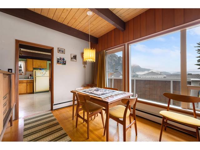38316 Vista Crescent, House detached with 4 bedrooms, 2 bathrooms and 3 parking in Squamish BC | Card Image