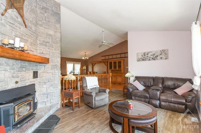 4045 Highway 17 Highway, House detached with 3 bedrooms, 3 bathrooms and 10 parking in Ottawa ON | Image 6