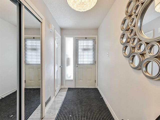 45 Newlyn Cres, House semidetached with 3 bedrooms, 2 bathrooms and 4 parking in Brampton ON | Image 12