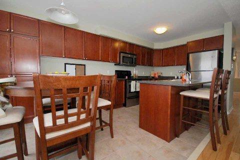 809 Taggart Cres, House detached with 3 bedrooms, 3 bathrooms and 2 parking in Oshawa ON | Image 3
