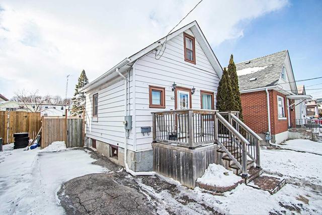 104 Park Rd S, House detached with 2 bedrooms, 1 bathrooms and 2 parking in Oshawa ON | Image 1