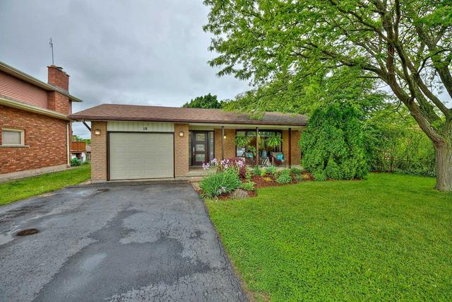 18 Valencia Dr, House detached with 3 bedrooms, 3 bathrooms and 5 parking in St. Catharines ON | Image 1