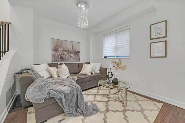 538 Jack Giles Circ, Townhouse with 3 bedrooms, 3 bathrooms and 2 parking in Newmarket ON | Image 2