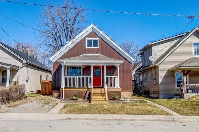 13 Herrick Avenue, House detached with 3 bedrooms, 2 bathrooms and 1 parking in St. Catharines ON | Image 1