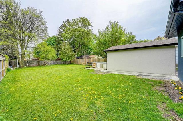 747 Gifford St, Home with 3 bedrooms, 2 bathrooms and 3 parking in Oshawa ON | Image 5
