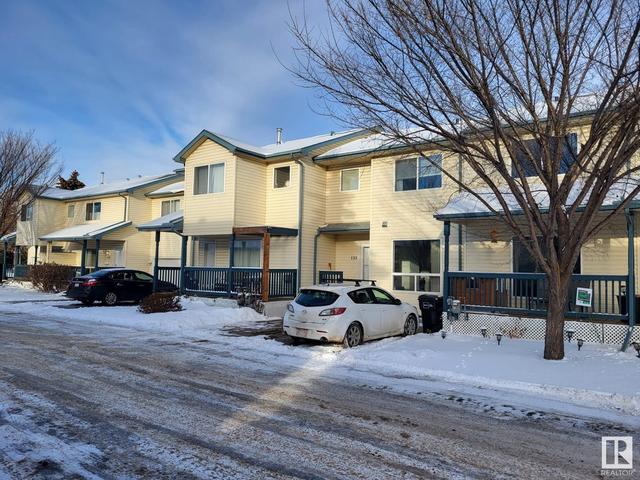 135 - 10909 106 St Nw Nw, House attached with 3 bedrooms, 1 bathrooms and 2 parking in Edmonton AB | Image 4