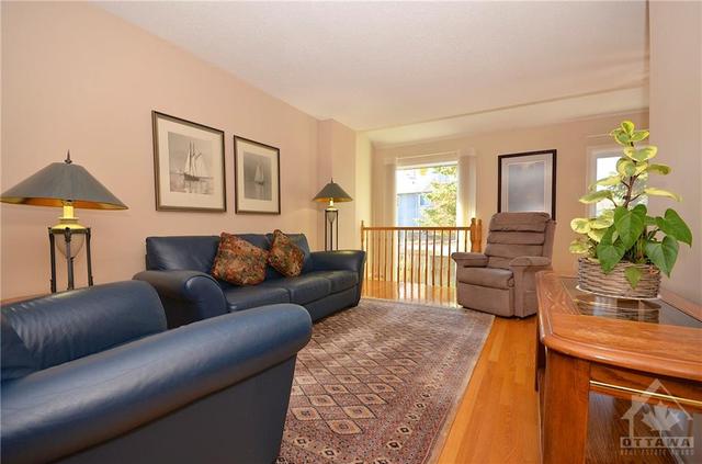 623 Deancourt Crescent, Townhouse with 3 bedrooms, 3 bathrooms and 3 parking in Ottawa ON | Image 7