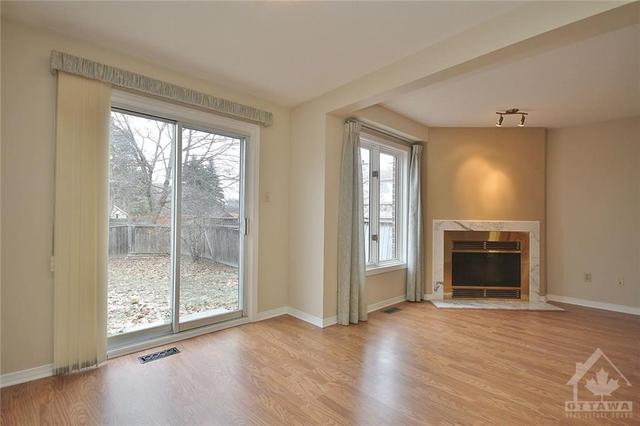 96 Southport Drive, Townhouse with 3 bedrooms, 3 bathrooms and 3 parking in Ottawa ON | Image 2