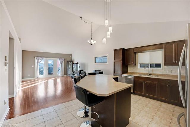 8744 Upper Canada Drive, House attached with 4 bedrooms, 2 bathrooms and 4 parking in Niagara Falls ON | Image 45