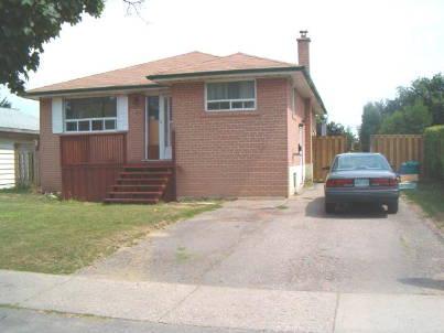 28 Gretna Dr, House detached with 3 bedrooms, 2 bathrooms and 3 parking in Brampton ON | Image 1