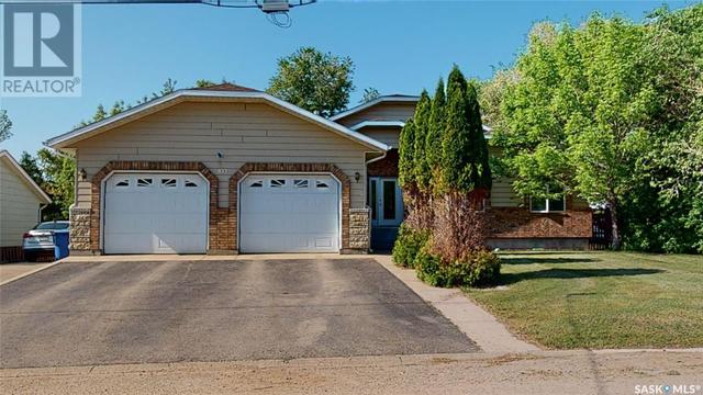 833 Peters Avenue, Oxbow, SK, S0C2B0 | Card Image