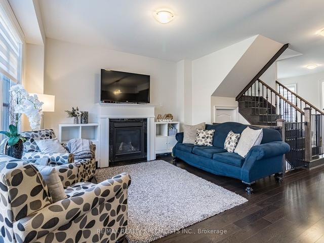 7 Dolobram Tr, House semidetached with 3 bedrooms, 3 bathrooms and 3 parking in Brampton ON | Image 8