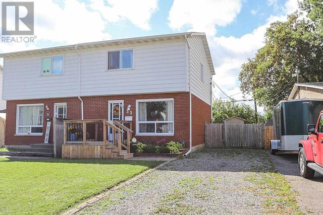 33 Amherst St, House semidetached with 3 bedrooms, 1 bathrooms and null parking in Sault Ste. Marie ON | Card Image