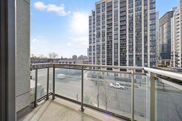 413 - 188 Doris Ave, Condo with 1 bedrooms, 2 bathrooms and 1 parking in Toronto ON | Image 4