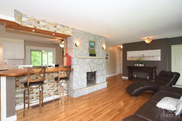1505 Old Montreal Road, House detached with 4 bedrooms, 2 bathrooms and 10 parking in Ottawa ON | Image 4