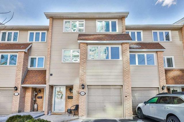 2284 Marine Dr, Townhouse with 3 bedrooms, 3 bathrooms and 2 parking in Oakville ON | Image 1
