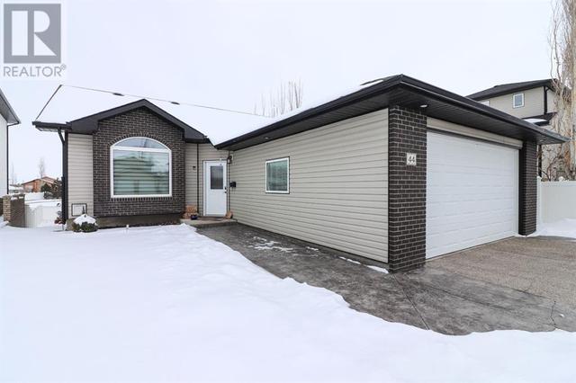 44 Sunwood Court Sw, House detached with 4 bedrooms, 3 bathrooms and 2 parking in Medicine Hat AB | Image 1