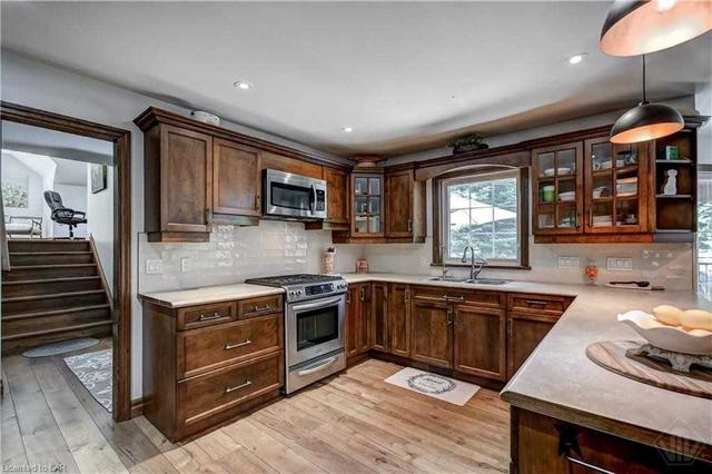 1042 Moore Rd, House detached with 2 bedrooms, 3 bathrooms and 14 parking in Bracebridge ON | Image 3