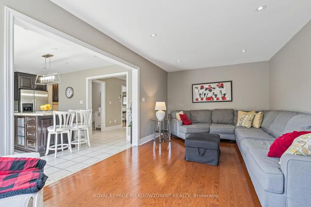 29 Forsyth Cres, House detached with 4 bedrooms, 4 bathrooms and 6 parking in Halton Hills ON | Image 3