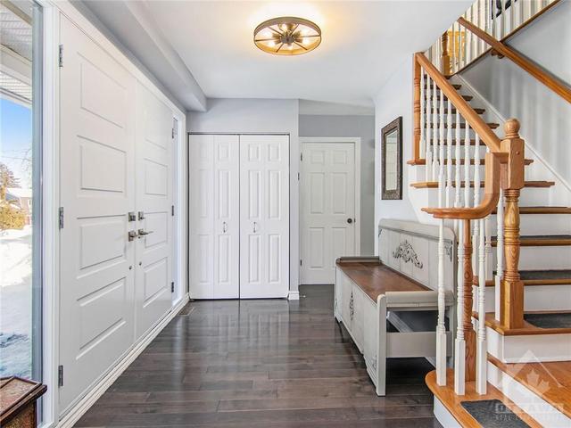 6 Langholm Crescent, House detached with 5 bedrooms, 4 bathrooms and 6 parking in Ottawa ON | Image 2