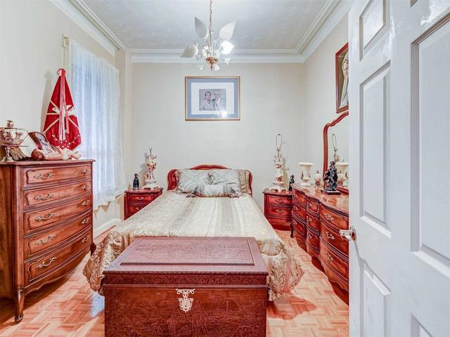 33 Denison Ave, House detached with 6 bedrooms, 3 bathrooms and 2 parking in Toronto ON | Image 2