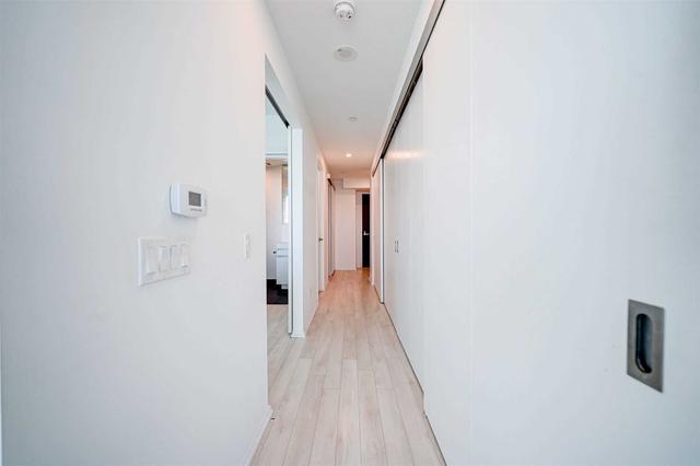 4211 - 197 Yonge St, Condo with 1 bedrooms, 1 bathrooms and 1 parking in Toronto ON | Image 4