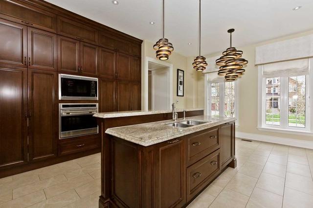939 Silverthorn Mill Ave, House detached with 4 bedrooms, 6 bathrooms and 9 parking in Mississauga ON | Image 2