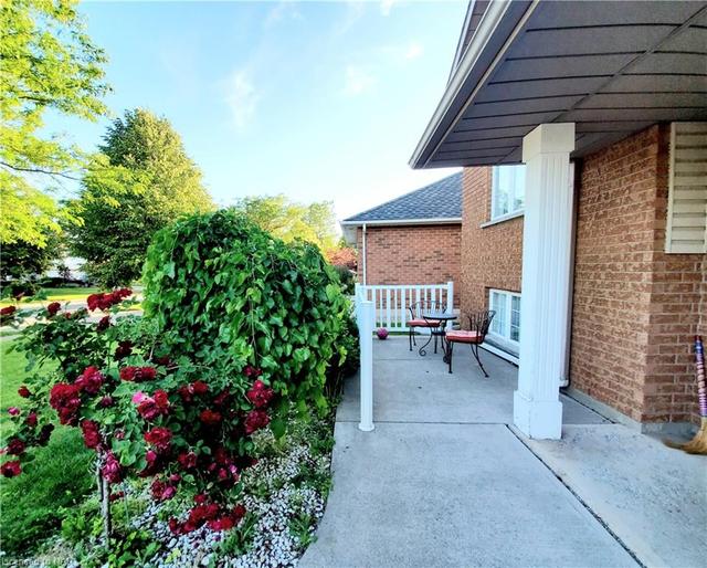 7807 Bishop Avenue, House detached with 4 bedrooms, 2 bathrooms and 6 parking in Niagara Falls ON | Image 3