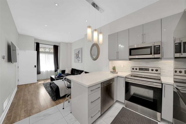 8 D'arcy St, House attached with 4 bedrooms, 3 bathrooms and 0 parking in Toronto ON | Image 2