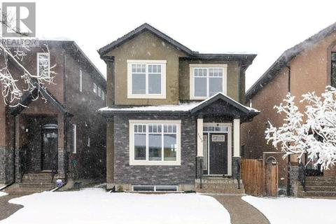 2042 46 Avenue Sw, House detached with 4 bedrooms, 3 bathrooms and 2 parking in Calgary AB | Card Image
