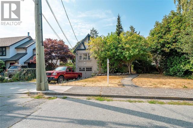 949 Convent Pl, House detached with 4 bedrooms, 5 bathrooms and 3 parking in Victoria BC | Image 52