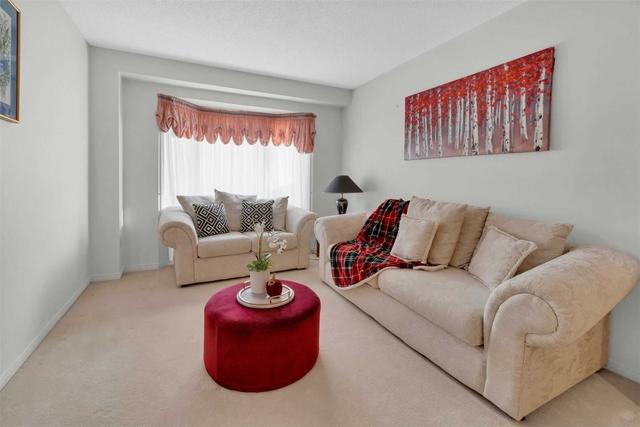 3331 Fenwick Cres, House attached with 3 bedrooms, 3 bathrooms and 2 parking in Mississauga ON | Image 2