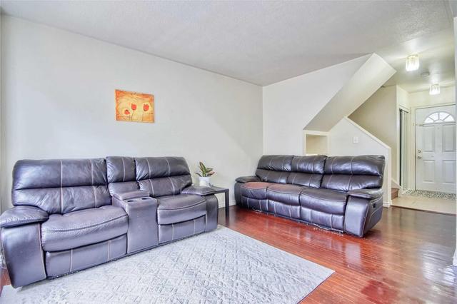 176 Fleetwood Cres, Townhouse with 3 bedrooms, 2 bathrooms and 1 parking in Brampton ON | Image 6