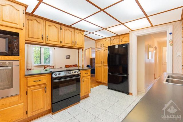 239 Holland Avenue, House detached with 3 bedrooms, 2 bathrooms and 8 parking in Ottawa ON | Image 8