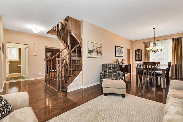 2112 Valin Street, House detached with 4 bedrooms, 3 bathrooms and 6 parking in Ottawa ON | Image 3