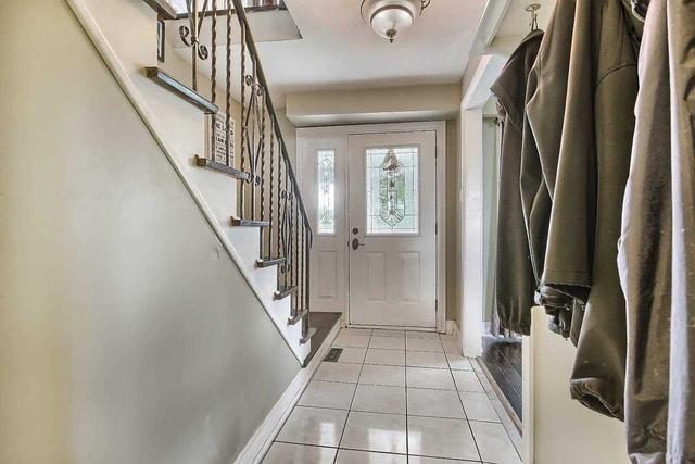 3425 Schomberg Ave, House detached with 4 bedrooms, 3 bathrooms and 10 parking in Mississauga ON | Image 2