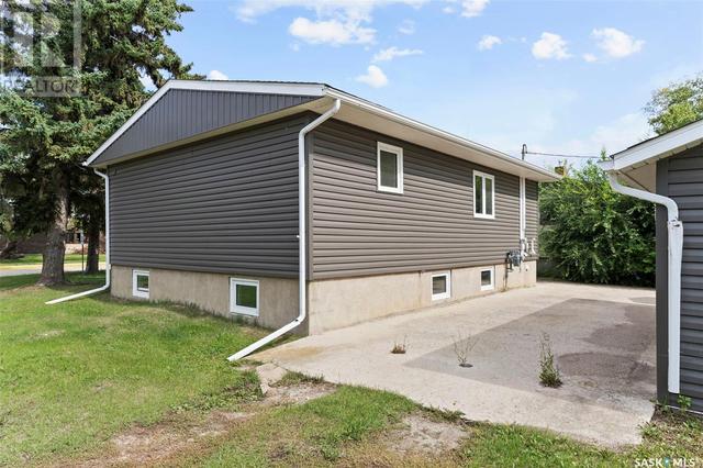 201 6th Avenue E, House detached with 4 bedrooms, 2 bathrooms and null parking in Watrous SK | Image 37